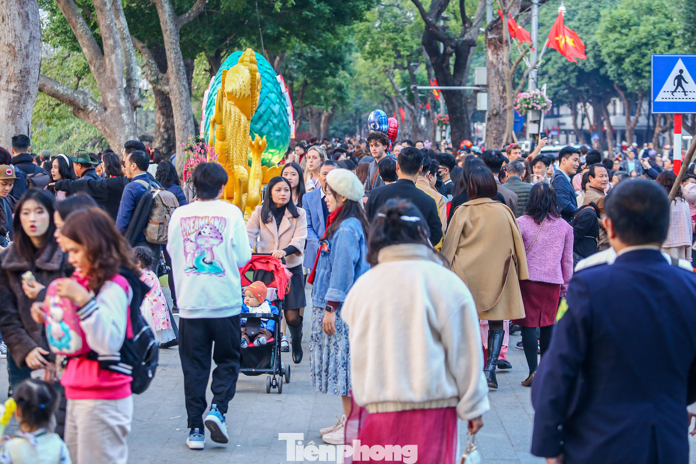 Ghi nhận của PV, từ chiều mùng 1 Tết (10/2), khu vực xung quanh hồ Hoàn Kiếm (quận Hoàn Kiếm) tấp nập người du xuân, chụp ảnh, tận hưởng không khí Tết.