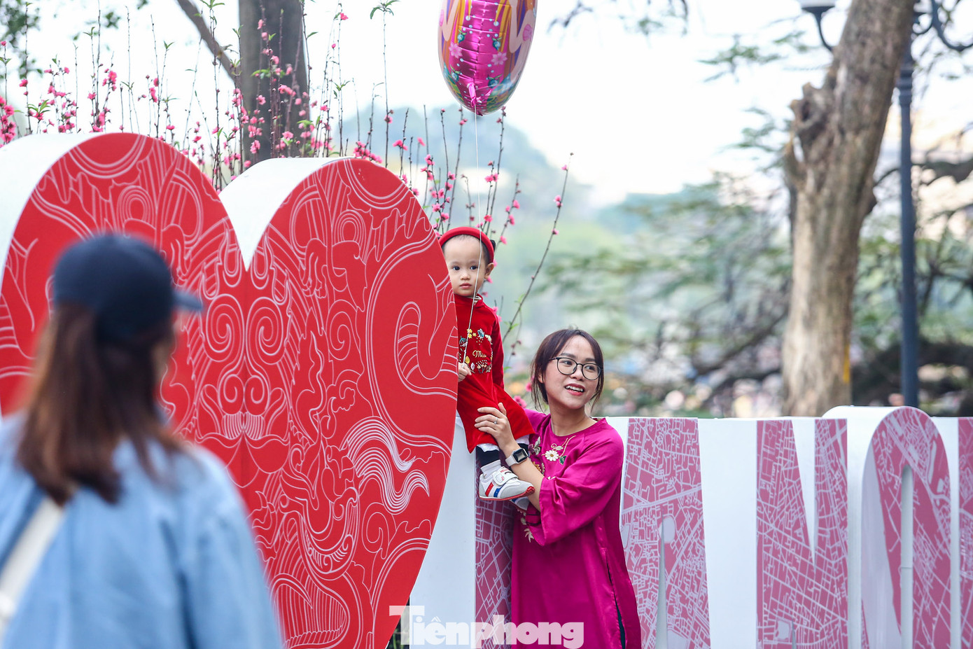 Thời tiết Hà Nội bớt lạnh, nhiệt độ khoảng 18 độ C, thuận lợi cho người dân du xuân.