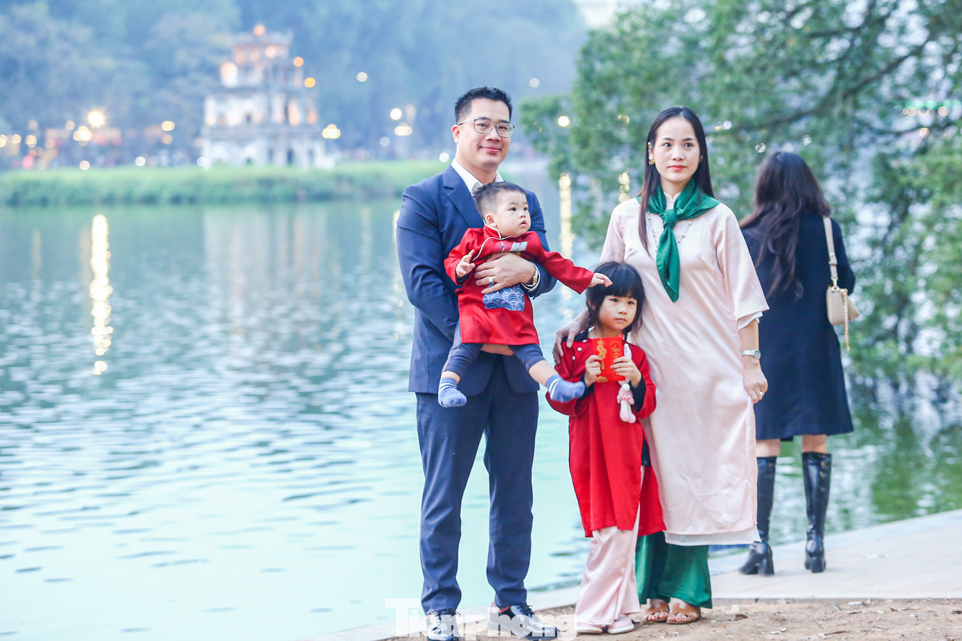 Lưu giữ khoảnh khắc đầu năm mới bên hồ Gươm.