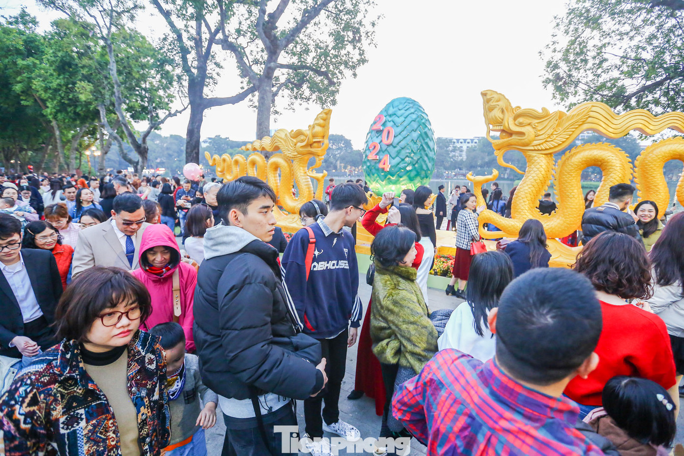 Khu vực có biểu tượng linh vật rồng nằm sát phố Đinh Tiên Hoàng thu hút rất đông người chụp ảnh.