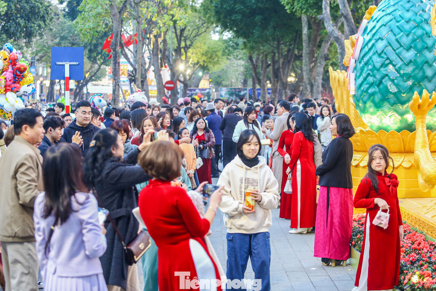 Để có một bức ảnh ưng ý ngày Tết tại khu vực này, mọi người phải chờ khoảng 10-15 phút.