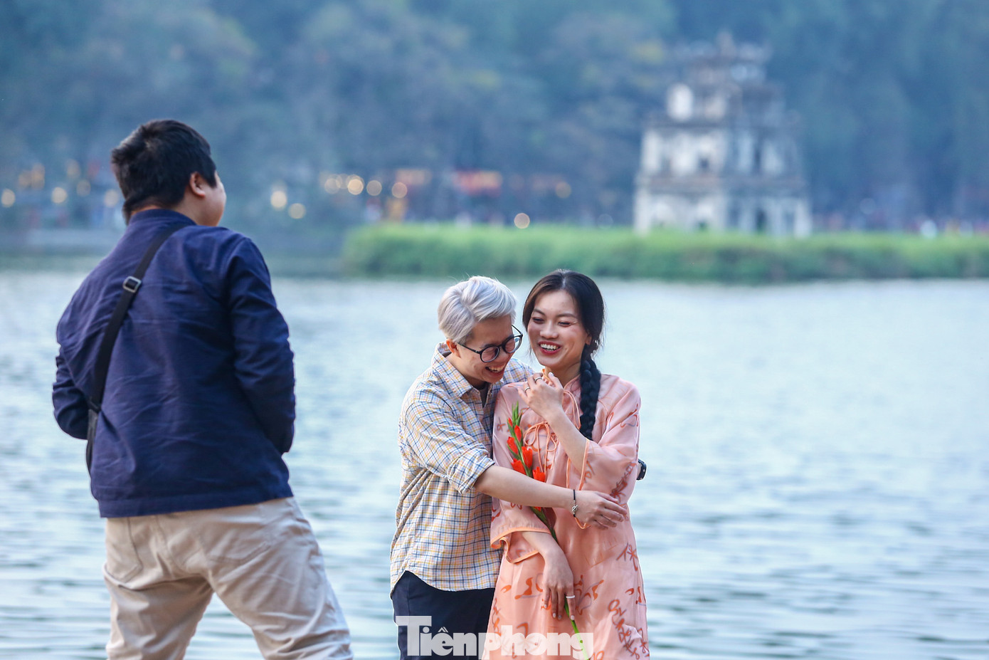 Lưu giữ khoảnh khắc đầu năm mới bên hồ Gươm.