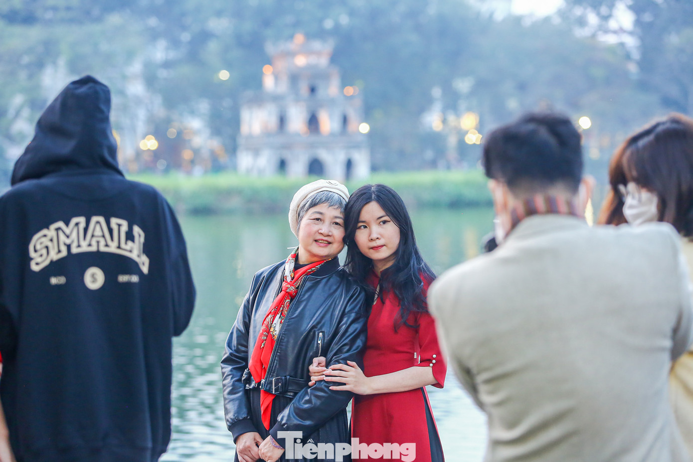 Lưu giữ khoảnh khắc đầu năm mới bên hồ Gươm.