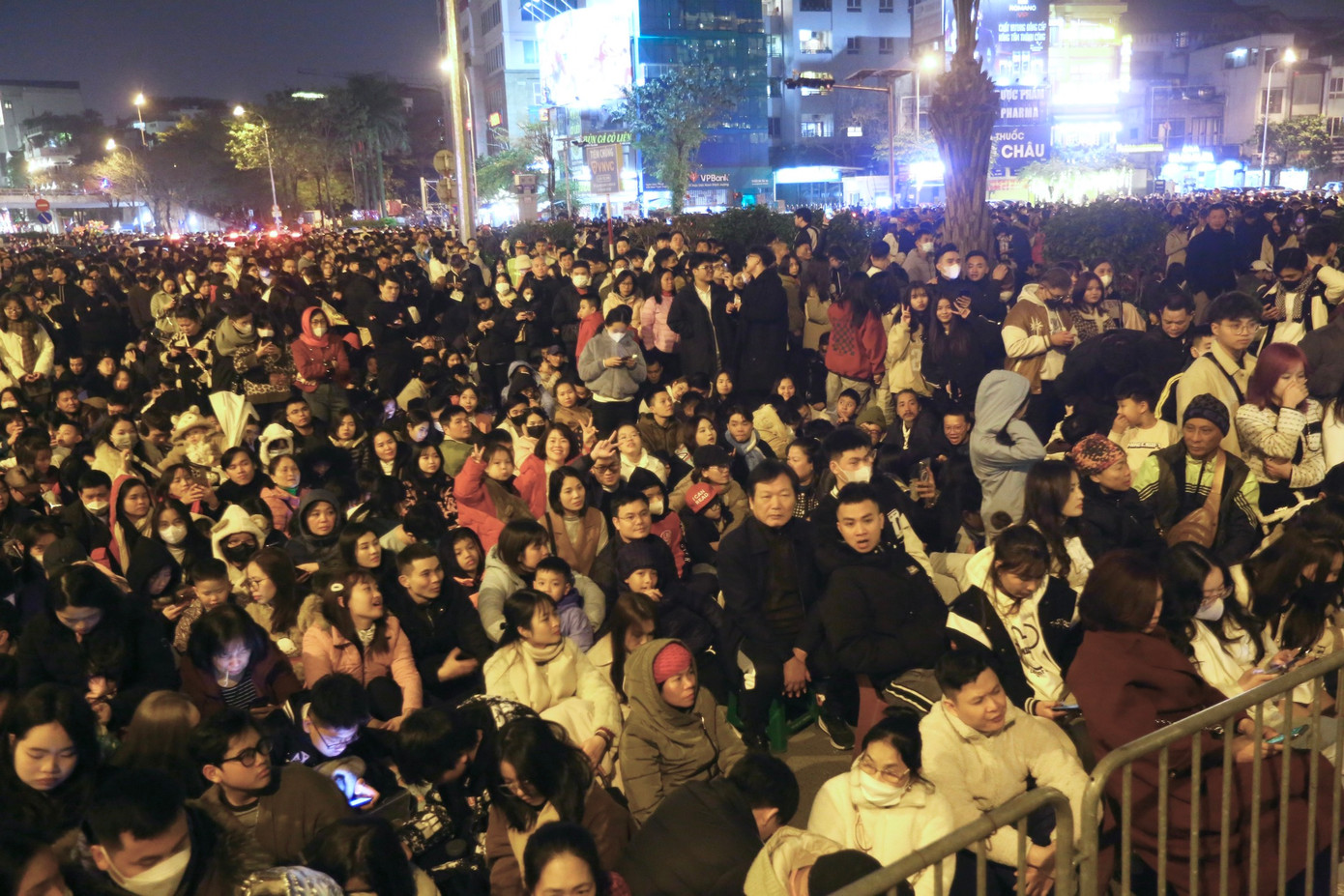 Đến khoảng 22h, các khu vực xung quanh đều chật kín người.