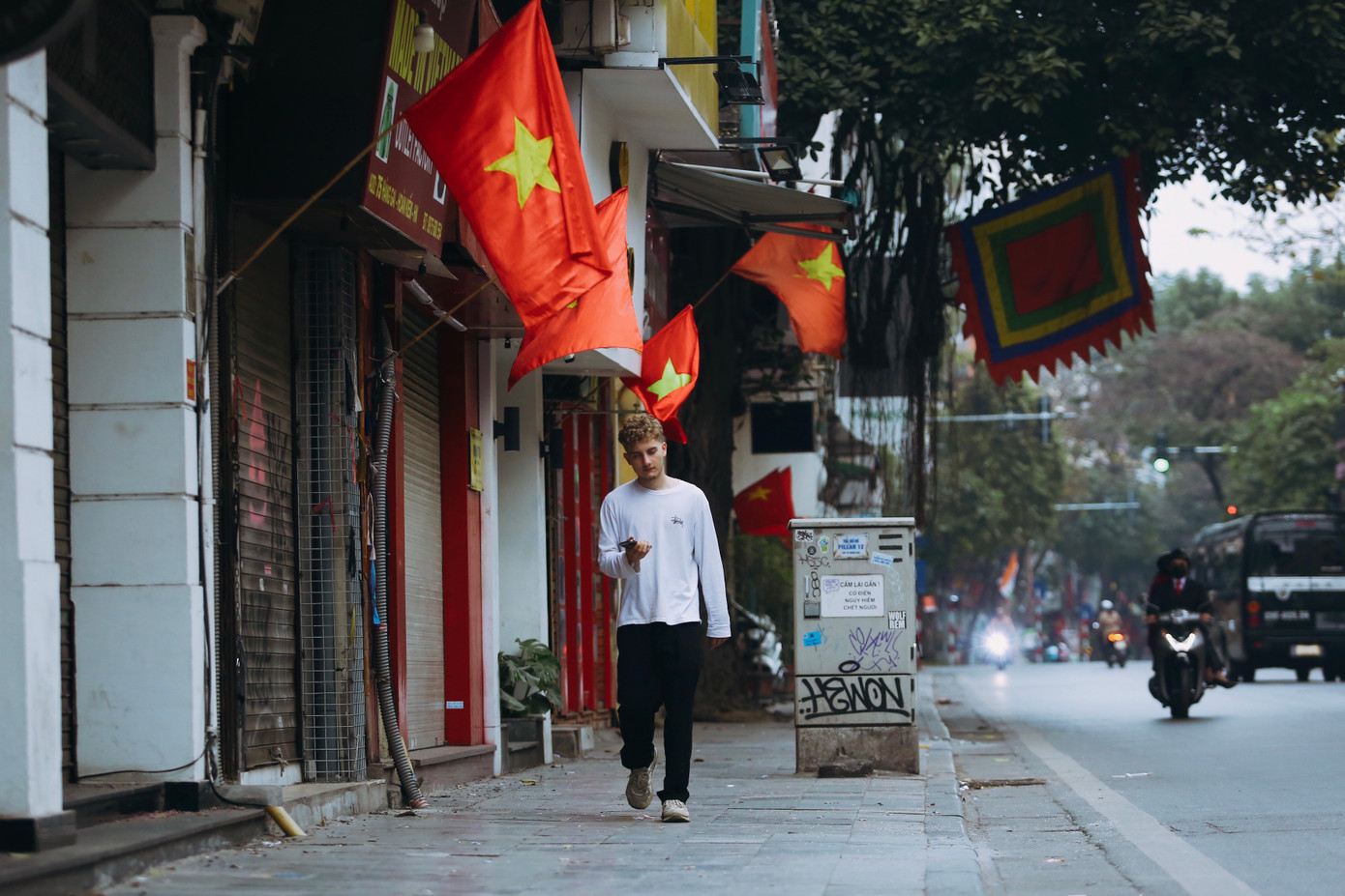 Dạo bước trên phố Hàng Bông.