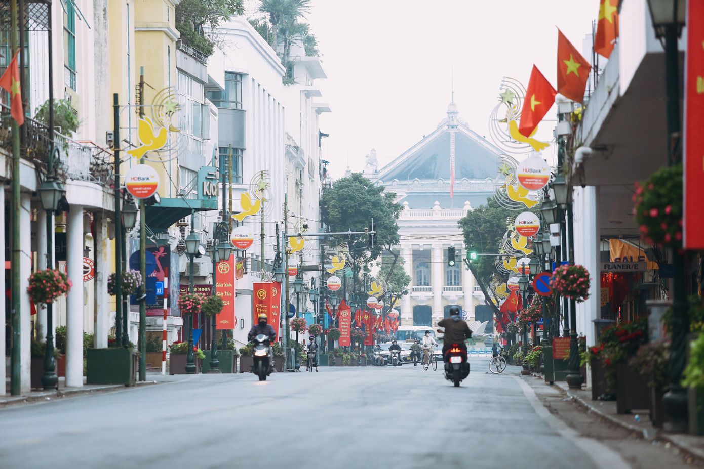 Những góc phố vốn tấp nập xe cộ nay trở nên bình dị đến lạ thường.