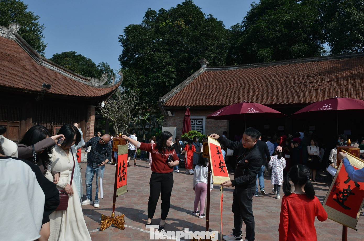 Chữ viết lên giấy đỏ xong sẽ được phơi khoảng 30 phút cho khô.