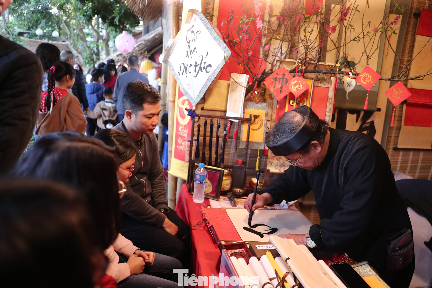 Việc xin chữ trở thành món ăn tinh thần không thể thiếu của nhiều người dân. Vì vậy, nhiều người vẫn chấp nhận đợi hàng tiếng đồng hồ để xin được chữ.