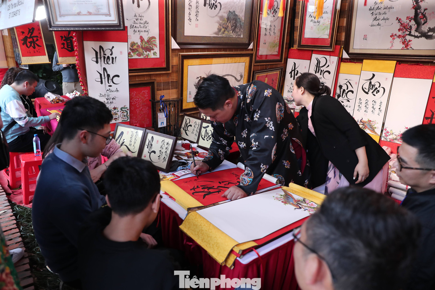 Hội chữ Xuân Giáp Thìn 2024 có sự tham gia của 40 ông đồ, được bố trí xung quanh Hồ Văn thuộc di tích Văn Miếu – Quốc Tử Giám phục vụ nhu cầu của du khách đến xin chữ nhân dịp đầu xuân năm mới.