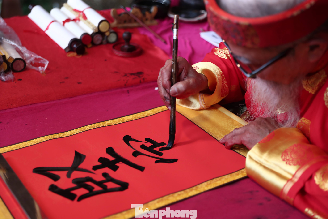 Nét chữ như phượng múa rồng bay thể hiện những ước vọng của ngày xuân.