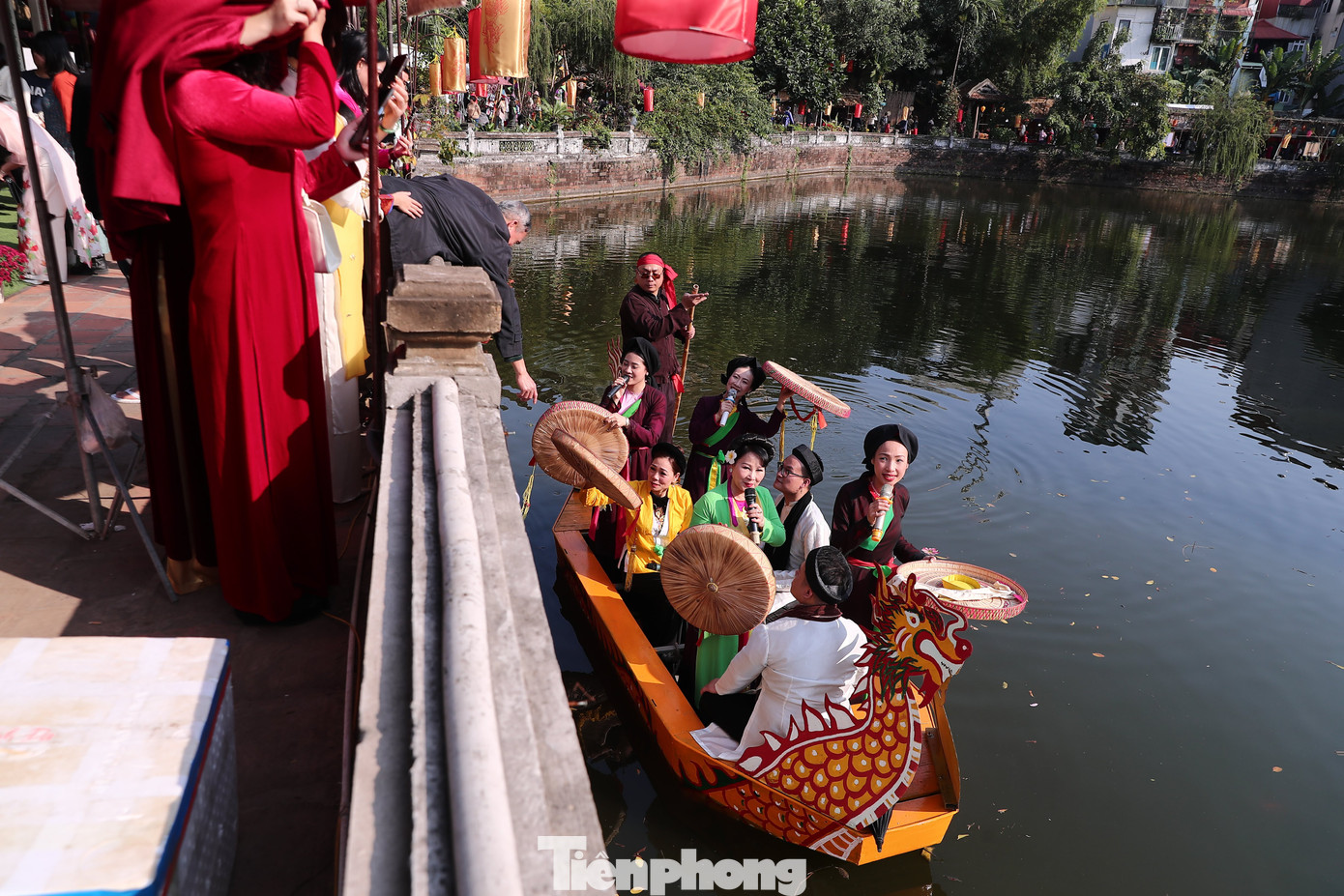 Năm nay, đến với Hội chữ Xuân Giáp Thìn 2024, người dân và du khách còn được thưởng thức các hoạt động văn hóa mang tính truyền thống để phục vụ khách du xuân như: Tái hiện không gian giáo dục thi cử truyền thống; giới thiệu làng nghề, sản phẩm thủ công truyền thống Hà Nội cùng chương trình nghệ thuật biểu diễn ca trù, quan họ, hát chèo, hát xẩm, chầu, múa rối nước, múa lân sư rồng…