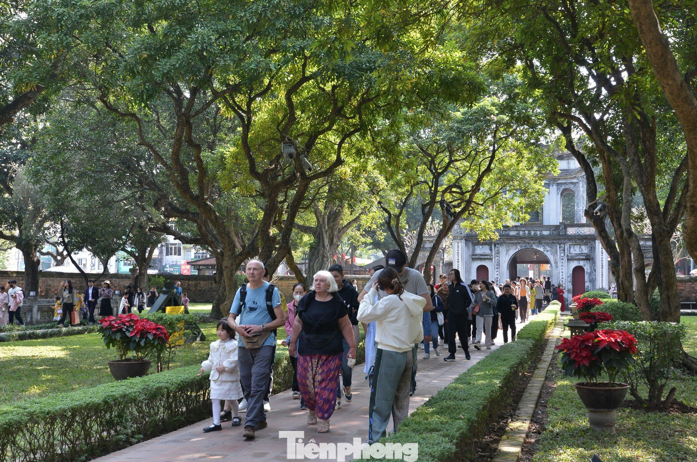 Ghi nhận của phóng viên, trong những ngày đầu năm mới Giáp Thìn 2024, lượng người dân và du khách đến với Văn Miếu - Quốc Tử Giám tăng đột biến, bên ngoài cổng xếp hàng dài mua vé, bên trong tấp nập người dân tới tham quan, xin chữ.