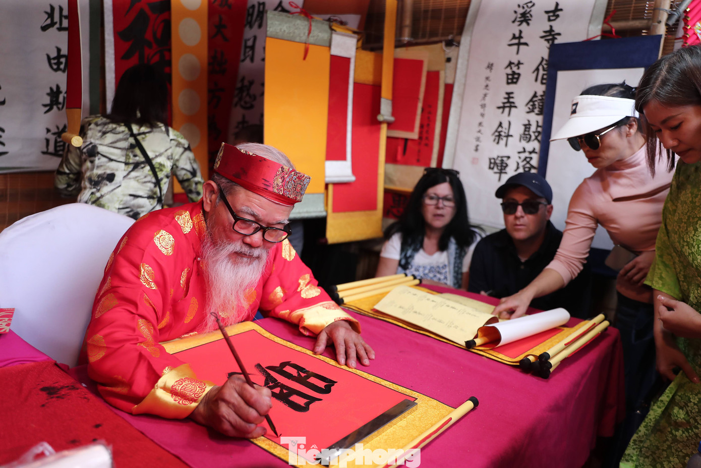 Xin chữ đầu năm là một nét đẹp văn hóa có từ rất lâu đời, việc xin chữ - cho chữ thể hiện việc coi trọng tri thức đồng thời là dịp thể hiện những mong muốn cho một năm mới.