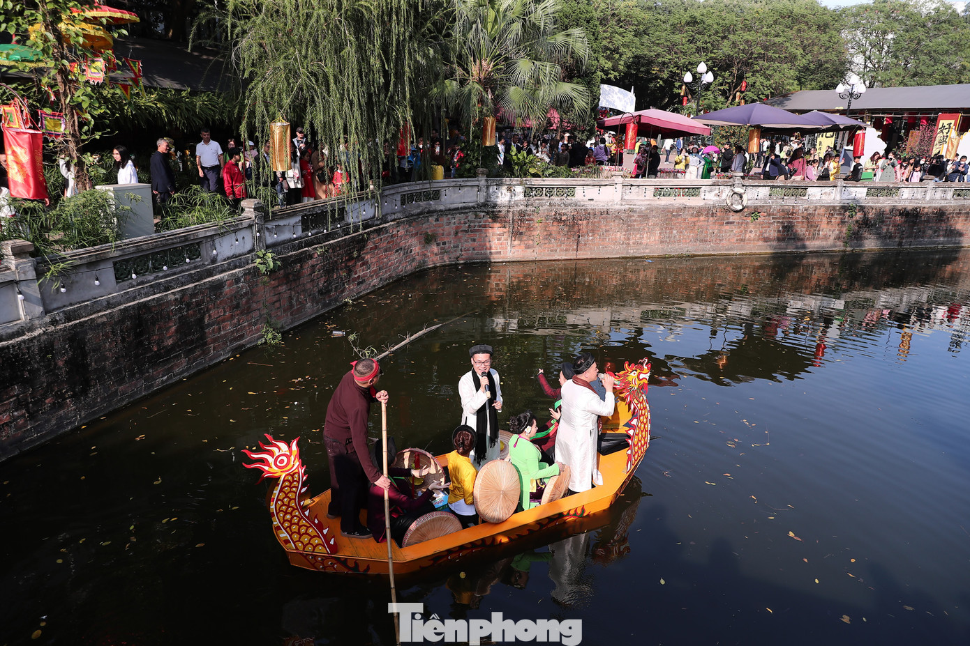 Màn hát quan họ Bắc Ninh trên thuyền rồng được tái hiện tại Hồ Văn - Văn Miếu (Hà Nội).