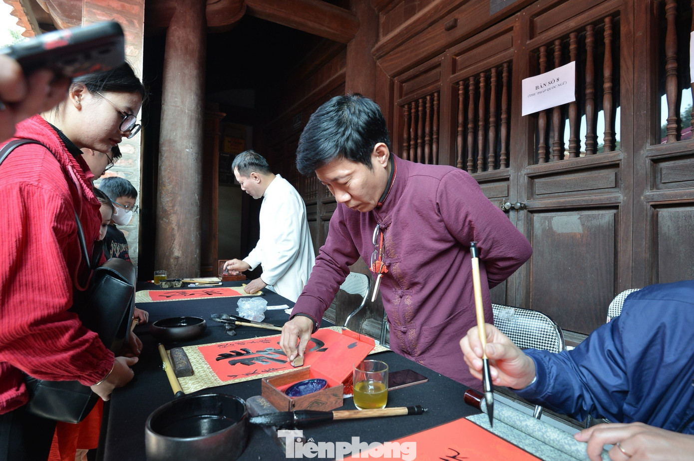 Hoạt động xin chữ, cho chữ đầu năm bên trong Văn Miếu rất sôi nổi, tấp nập.