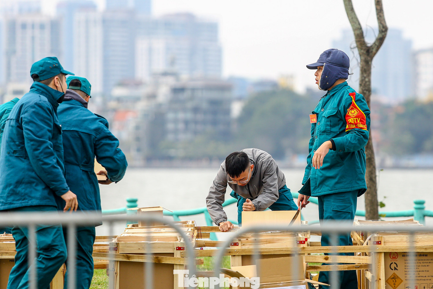 Do không gian rộng, thoáng, người dân ở quanh khu vực Hồ Tây hay Ba Đình đều có thể ngắm pháo hoa tầm cao tại hồ Tây.