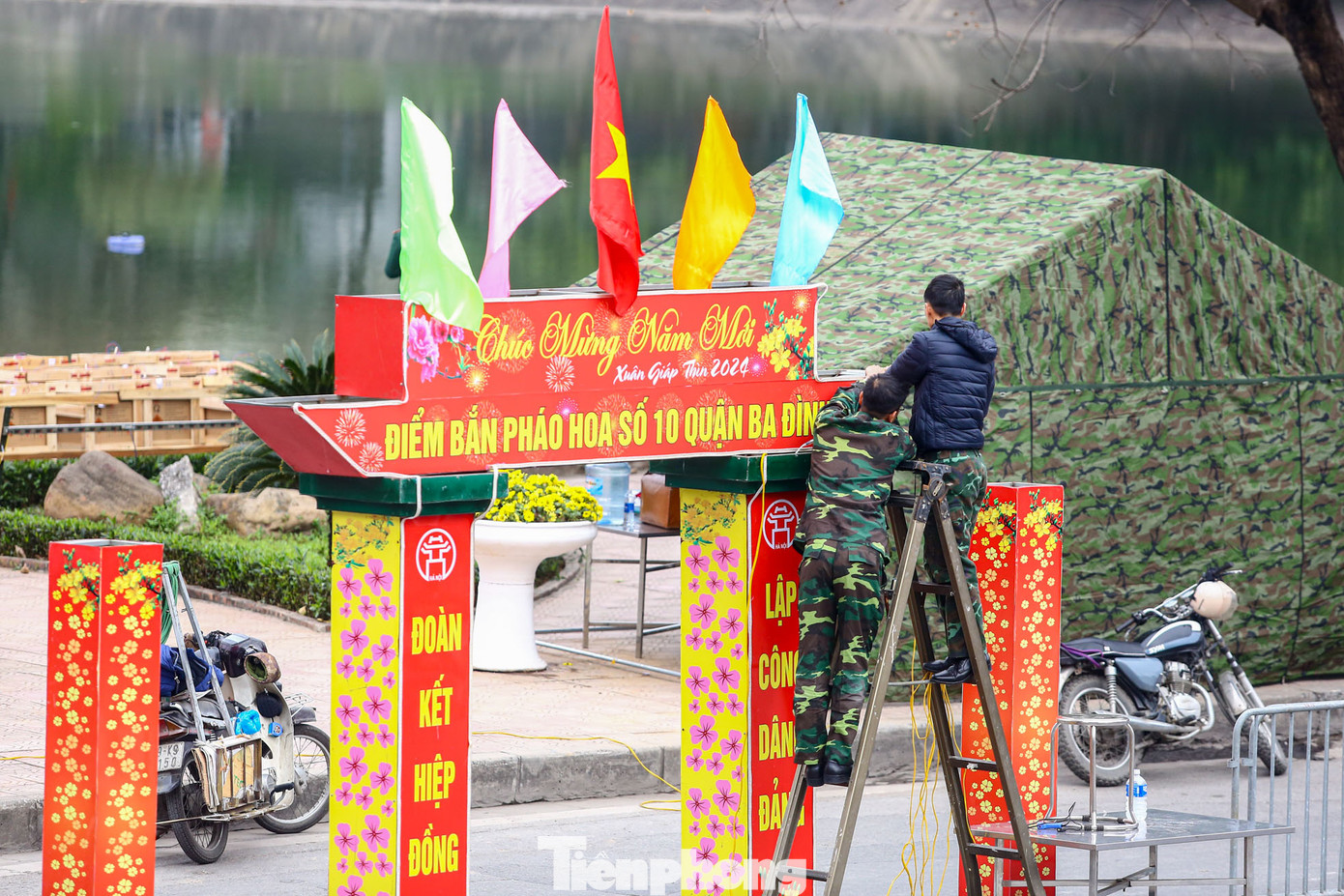 Trận địa pháo tại các điểm bắn pháo hoa ở Hà Nội bắt đầu được lắp đặt vào sáng nay, 30 Tết.