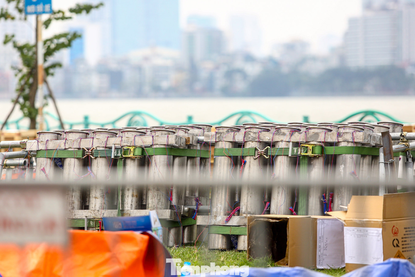 Tất cả các dàn pháo từ tầm thấp, trung, cao được các chiến sĩ lắp đặt rất cẩn thận trước giờ khai hỏa.