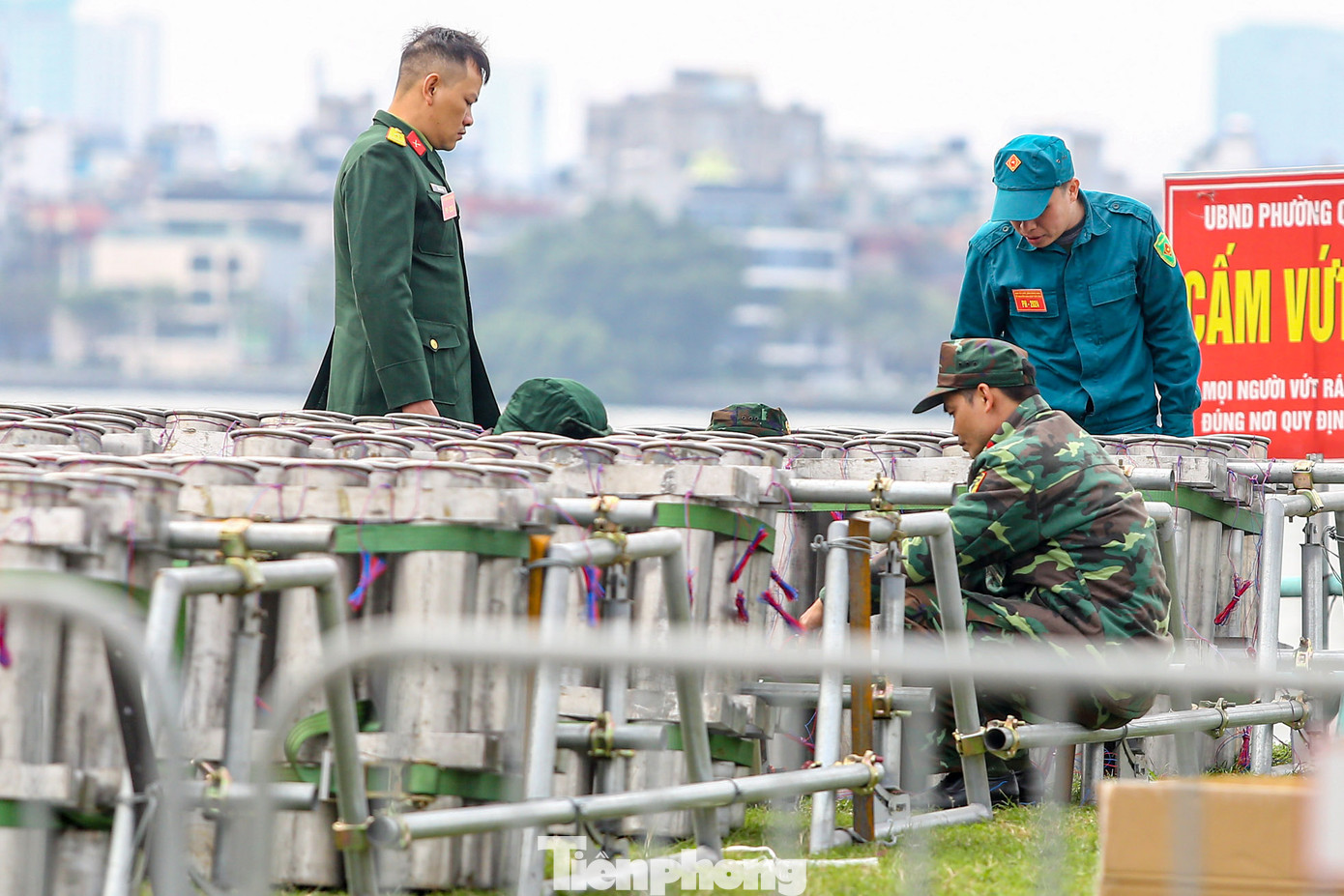 Khu vực tổ chức bắn pháo hoa nằm tại khu đất trống bên cạnh phủ Tây Hồ, đối diện lễ hội ánh sáng.