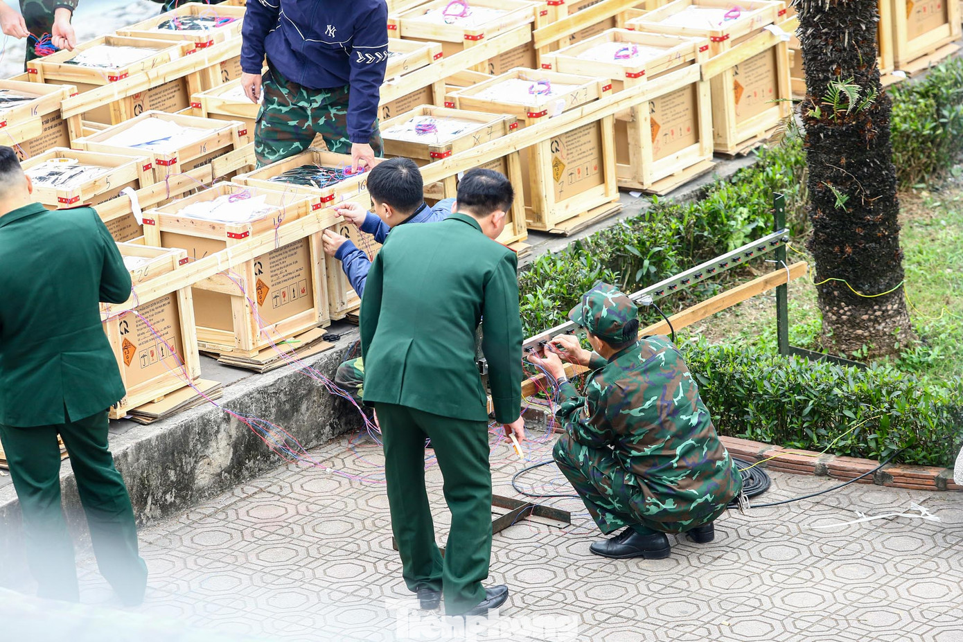 Theo kế hoạch đã được phê duyệt, trong đêm Giao thừa thành phố Hà Nội sẽ tổ chức bắn pháo hoa ở 30 quận, huyện, thị xã với 32 trận địa pháo hoa. Trong đó, có 9 trận địa bắn pháo hoa tầm cao và 23 trận địa bắn tầm thấp.