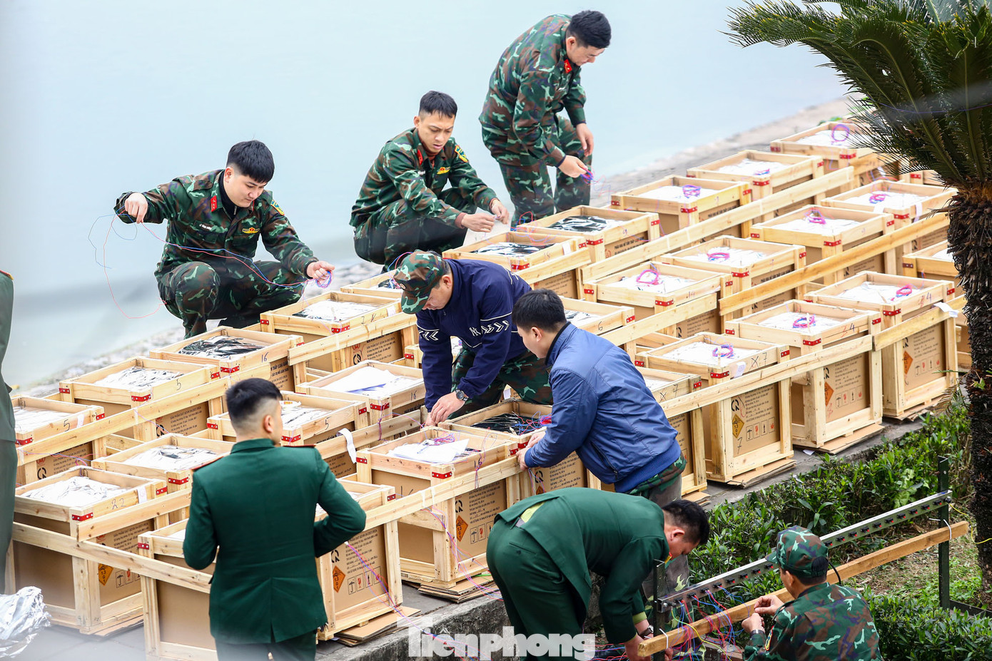 Trận địa pháo hoa tại hồ Ngọc Khánh được dựng lên, đây là một trong 32 điểm bắn pháo hoa phục vụ người dân trong dịp Tết Giáp Thìn 2024 tại Thủ đô.