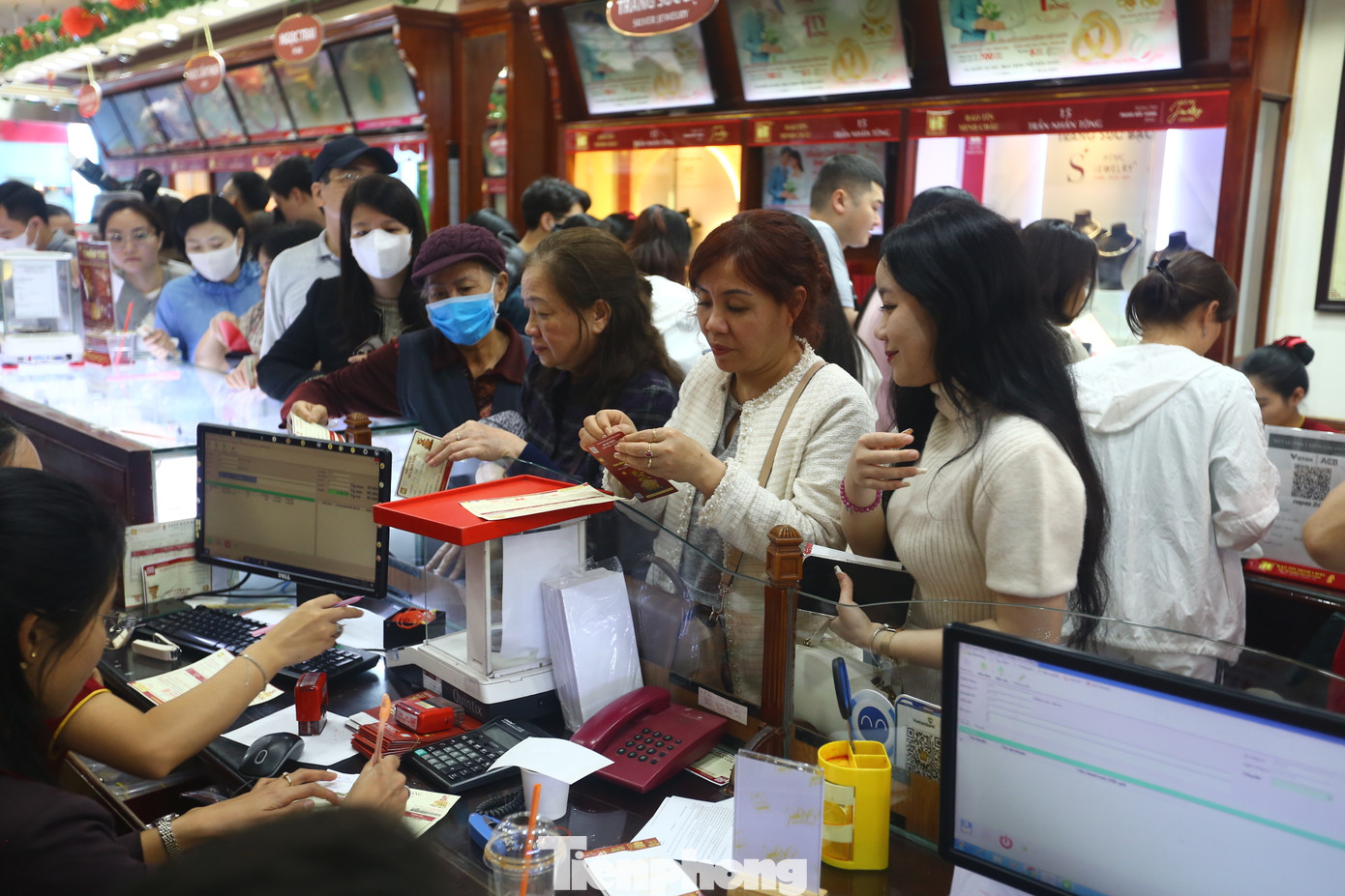 Đại diện một tiệm vàng cho biết nhiều khách hàng cũng lựa chọn hình thức đặt mua vàng online vì vậy hoạt động mua bán diễn ra nhanh chóng. Đại diện một tiệm vàng cho biết nhiều khách hàng cũng lựa chọn hình thức đặt mua vàng online vì vậy hoạt động mua bán diễn ra nhanh chóng.