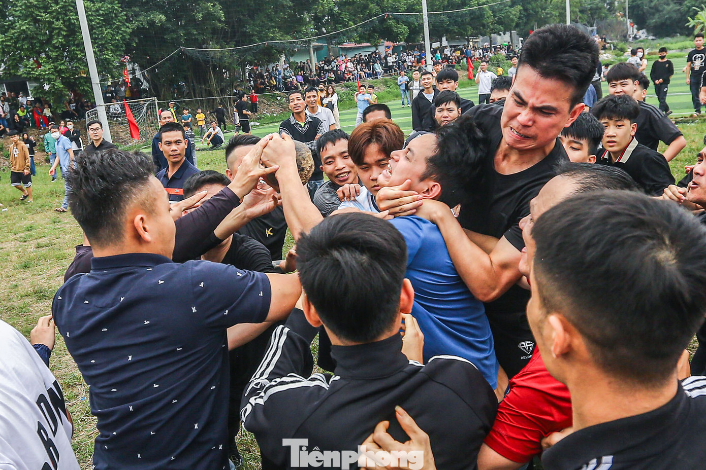 Trai tráng giằng co ông Cầu khốc liệt.