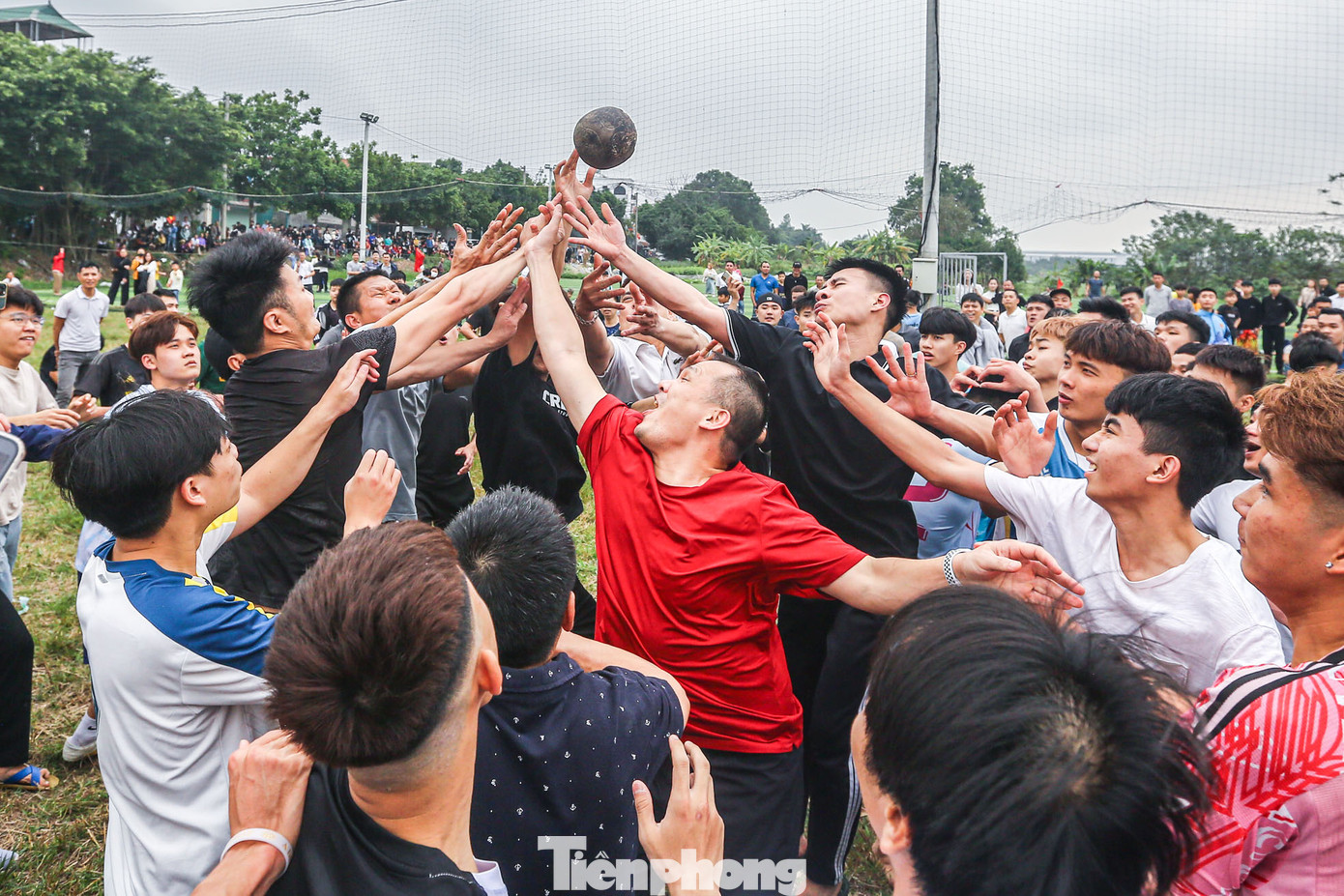 Khi bị bao vây, người giữ quả cầu tung lên trời để thoát cảnh ngột thở.