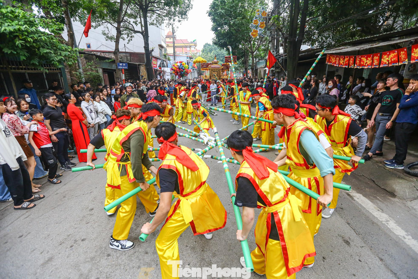 Chuyện rằng, khi Hai Bà Trưng phất cờ khởi nghĩa, 2 ông đã tập hợp dân làng, theo nghĩa quân đi đánh giặc. Trong cuộc chiến với quân giặc, quân ta thắng to. Tướng giặc bị vây bắt và bị quân ta chém đầu trên cánh đồng làng Viên Nội. Đoàn quân reo hò, vui mừng, hân hoan trong niềm vui chiến thắng. Trong niềm vui ấy, nghĩa quân đã cùng nhau tung cầu, vui chơi. Tục gieo cầu ở Viên Nội có từ khi ấy, nay đã trải qua hàng ngàn năm. Có thuyết lại cho rằng khi đánh giặc phương Bắc, các thành hoàng làng Viên Nội đã được ông quả và đàn xà giảo (đàn rắn) phù trợ.