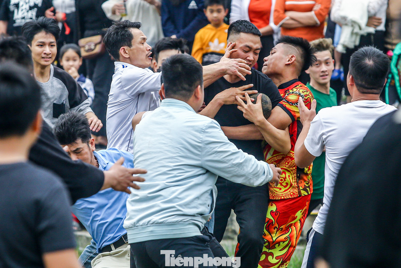 Trai tráng giằng co ông Cầu khốc liệt.