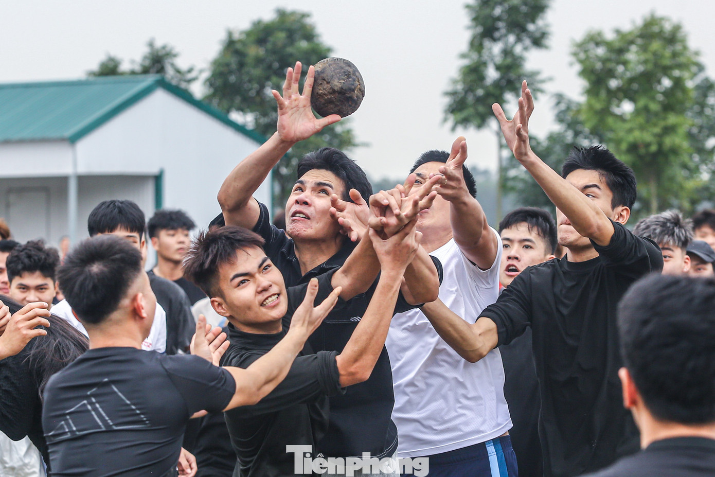 Trai tráng giằng co ông Cầu khốc liệt.