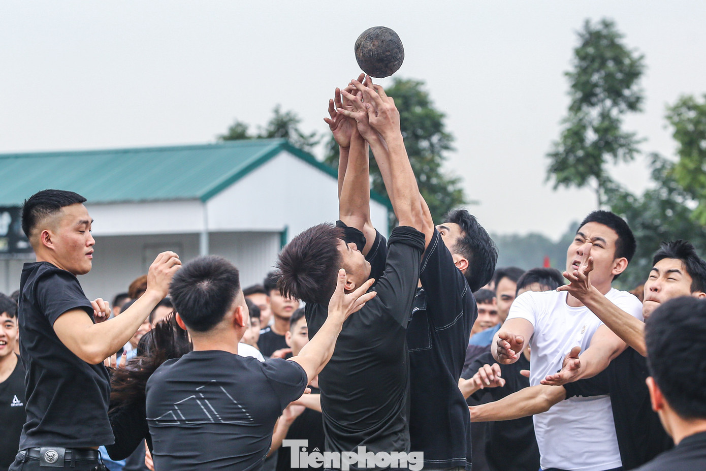 Khi bị bao vây, người giữ quả cầu tung lên trời để thoát cảnh ngột thở.