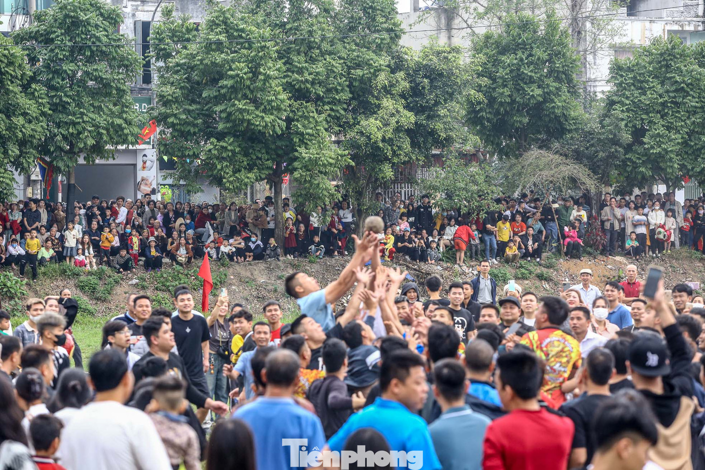 Khi bị bao vây, người giữ quả cầu tung lên trời để thoát cảnh ngột thở.