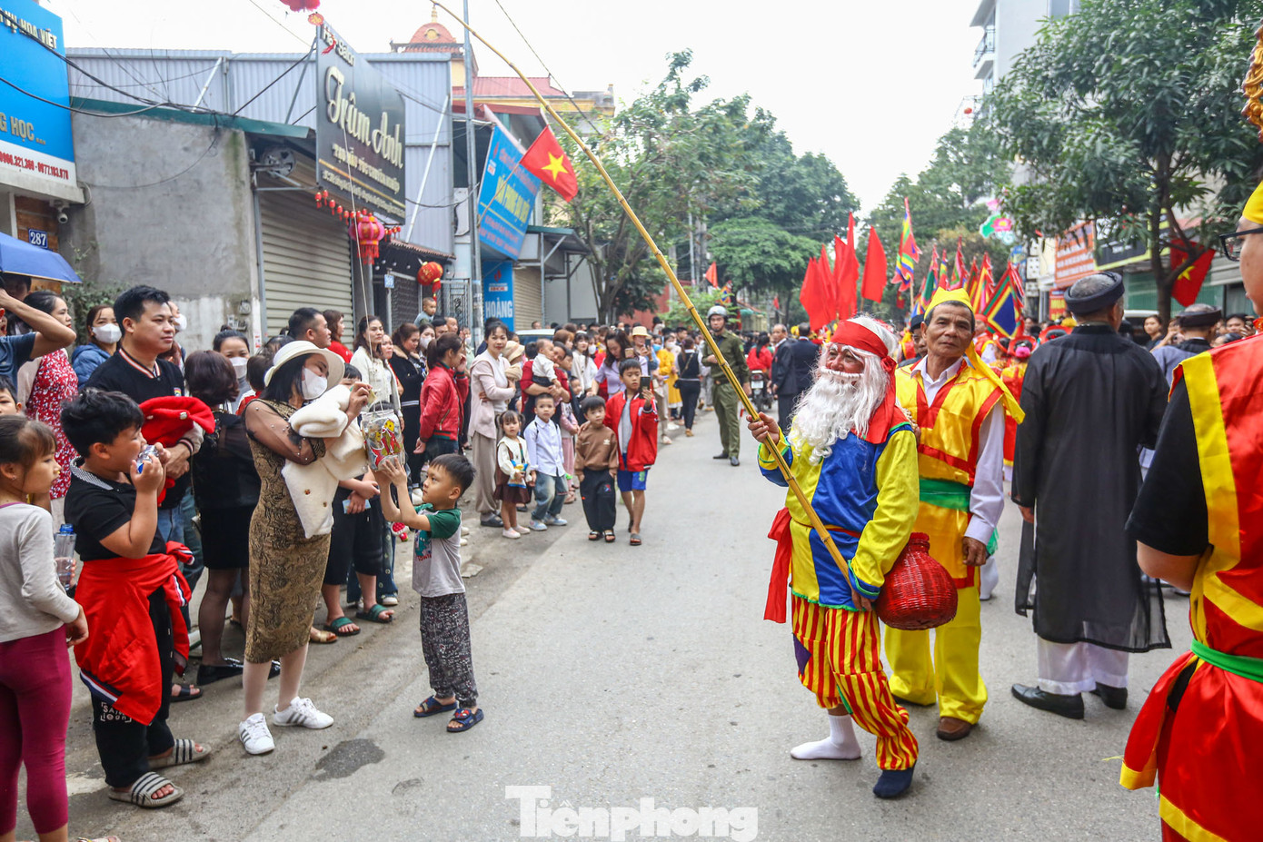 Chuyện rằng, khi Hai Bà Trưng phất cờ khởi nghĩa, 2 ông đã tập hợp dân làng, theo nghĩa quân đi đánh giặc. Trong cuộc chiến với quân giặc, quân ta thắng to. Tướng giặc bị vây bắt và bị quân ta chém đầu trên cánh đồng làng Viên Nội. Đoàn quân reo hò, vui mừng, hân hoan trong niềm vui chiến thắng. Trong niềm vui ấy, nghĩa quân đã cùng nhau tung cầu, vui chơi. Tục gieo cầu ở Viên Nội có từ khi ấy, nay đã trải qua hàng ngàn năm. Có thuyết lại cho rằng khi đánh giặc phương Bắc, các thành hoàng làng Viên Nội đã được ông quả và đàn xà giảo (đàn rắn) phù trợ.