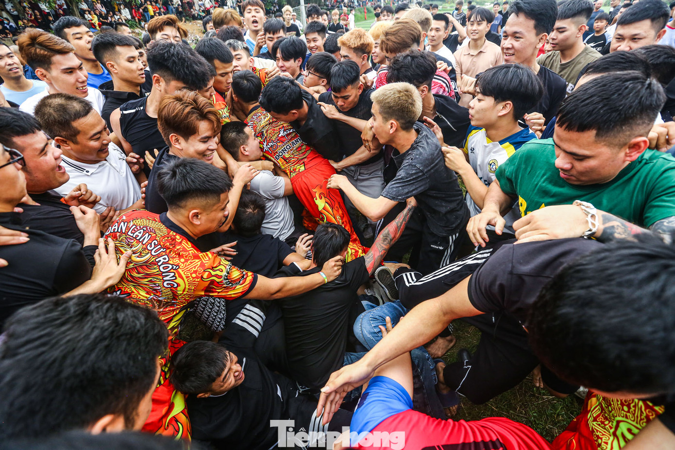 Tráng đinh Viên Nội lao vào giằng co nhằm chiếm lấy quả cầu.