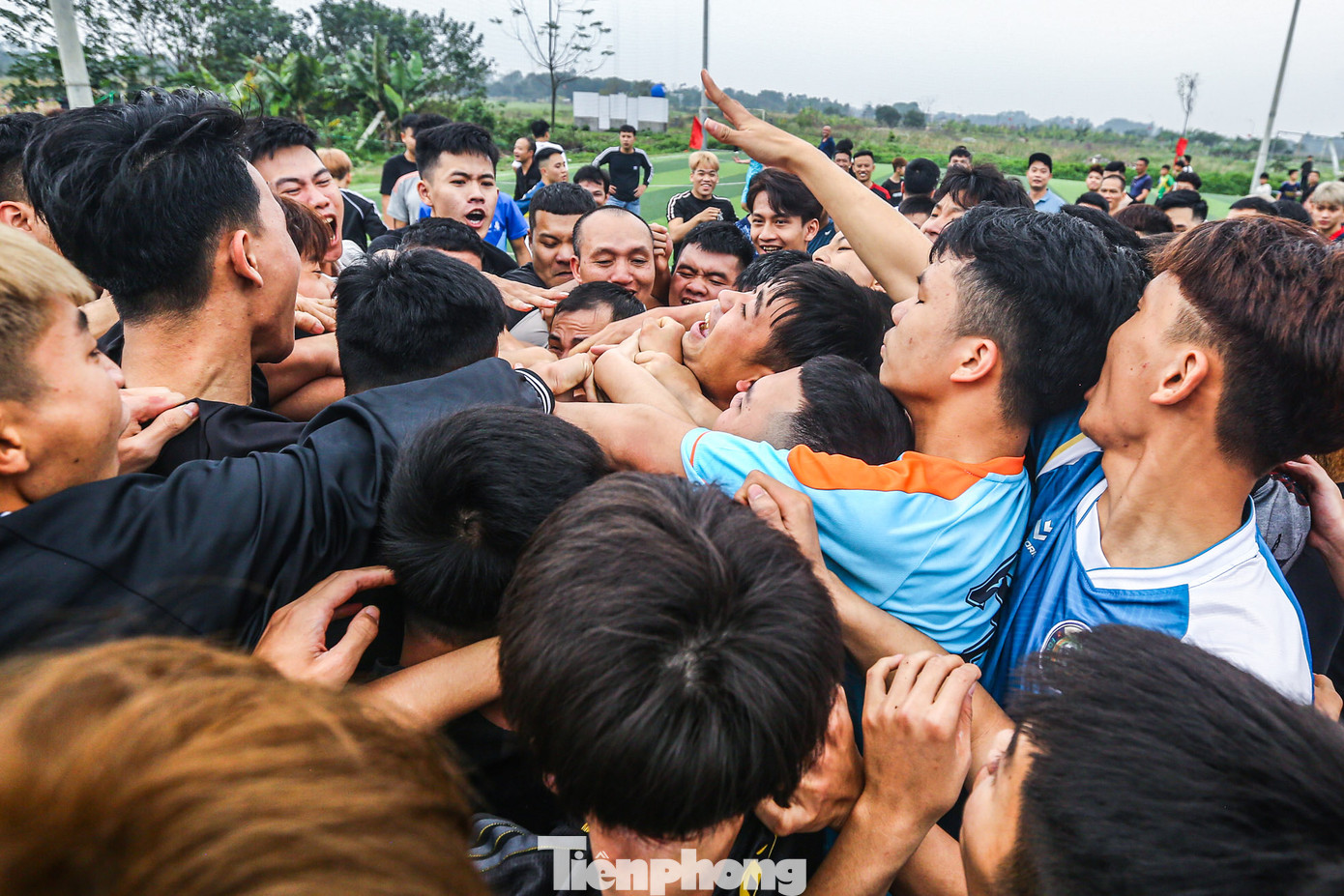 Tráng đinh Viên Nội lao vào giằng co nhằm chiếm lấy quả cầu.