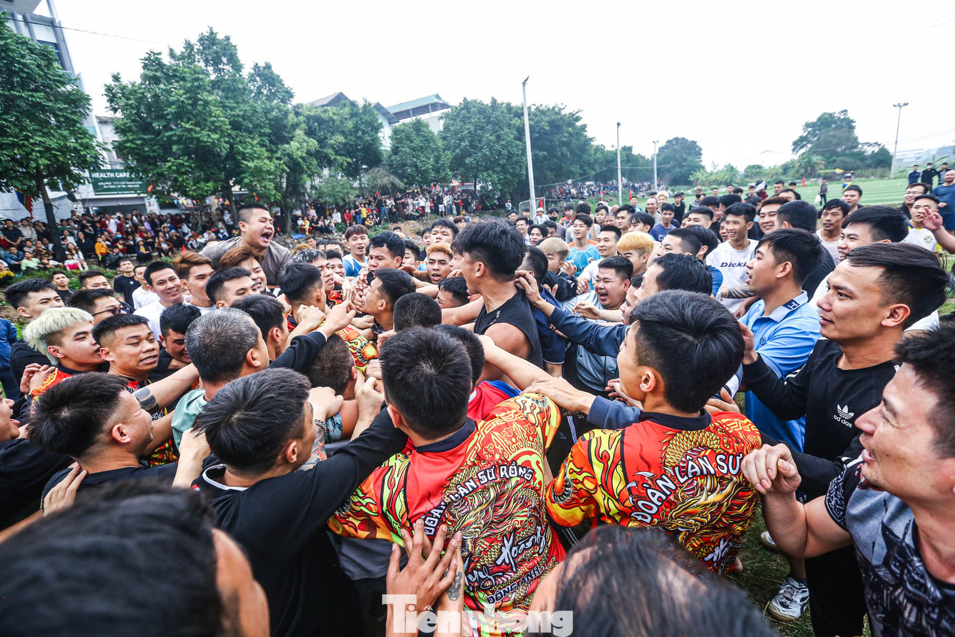 Tráng đinh Viên Nội lao vào giằng co nhằm chiếm lấy quả cầu.