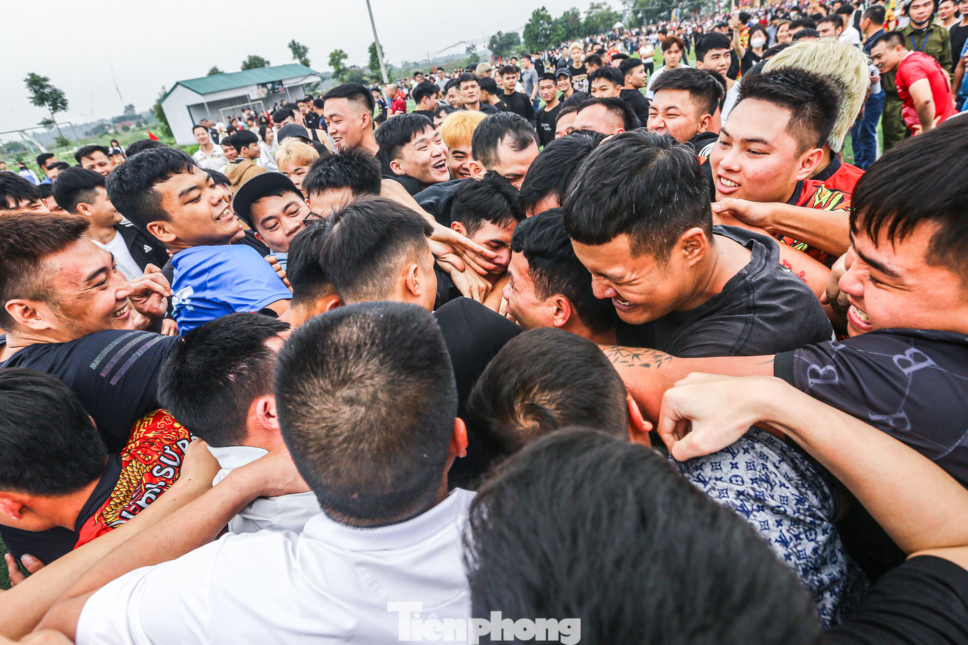 Tráng đinh Viên Nội lao vào giằng co nhằm chiếm lấy quả cầu.