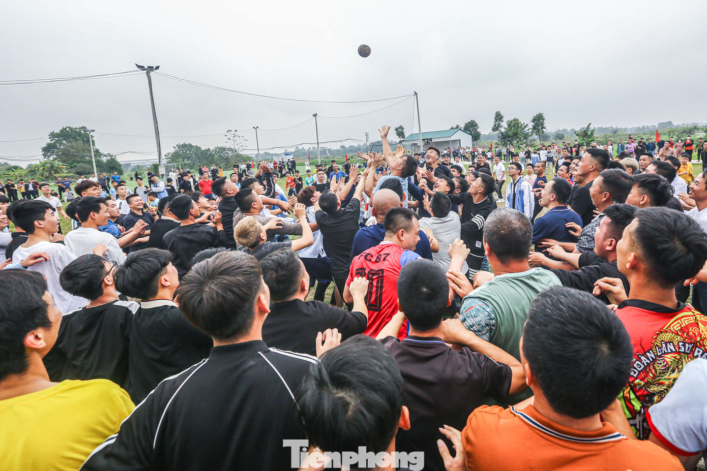 Khi bị bao vây, người giữ quả cầu tung lên trời để thoát cảnh ngột thở.