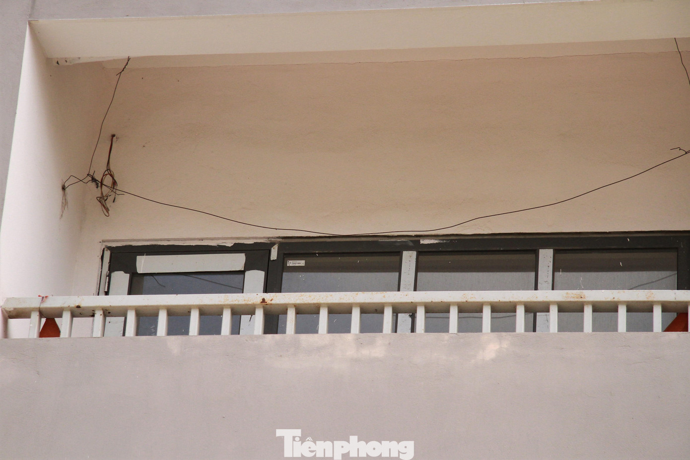 Dù đã cơ bản hoàn thiện nhưng hàng trăm các căn hộ của 2 tòa chung cư tái định cư này vẫn chưa có người ở.