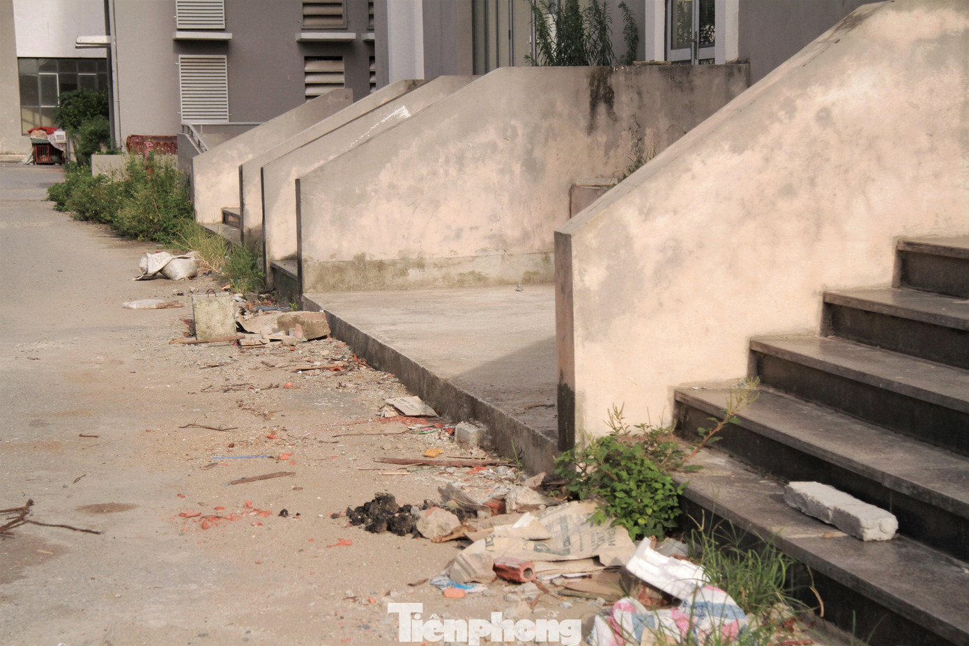 Các loại vật liệu thi công còn dang dở nằm ngổn ngang quanh khu vực tòa nhà.