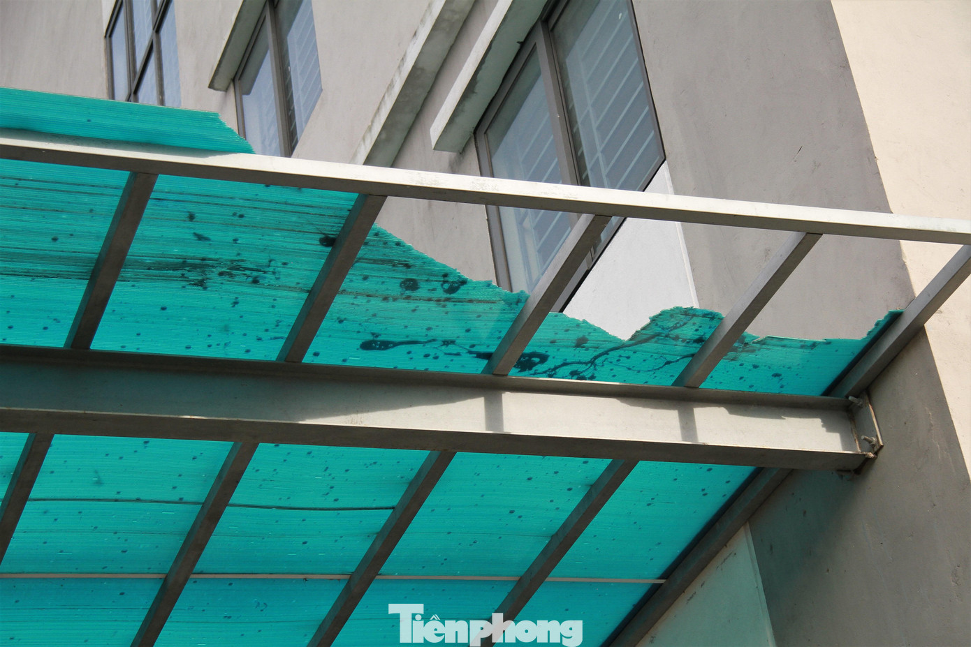 Mái hiên che nắng chưa kịp sử dụng đã vỡ thủng, mục giòn vì thời tiết.