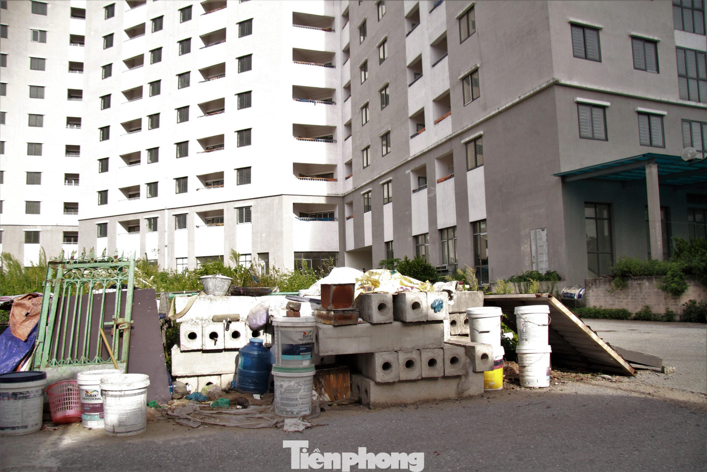 Nằm trên địa bàn phường Trần Phú (quận Hoàng Mai, Hà Nội), 2 tòa nhà tái định cư hoàn thiện sau nhiều năm nhưng không bóng người ở, bỏ hoang, đắp chiếu. Trong đó, khu vực vườn hoa của dự án đang được người dân làm nơi dân chăn nuôi gia cầm.