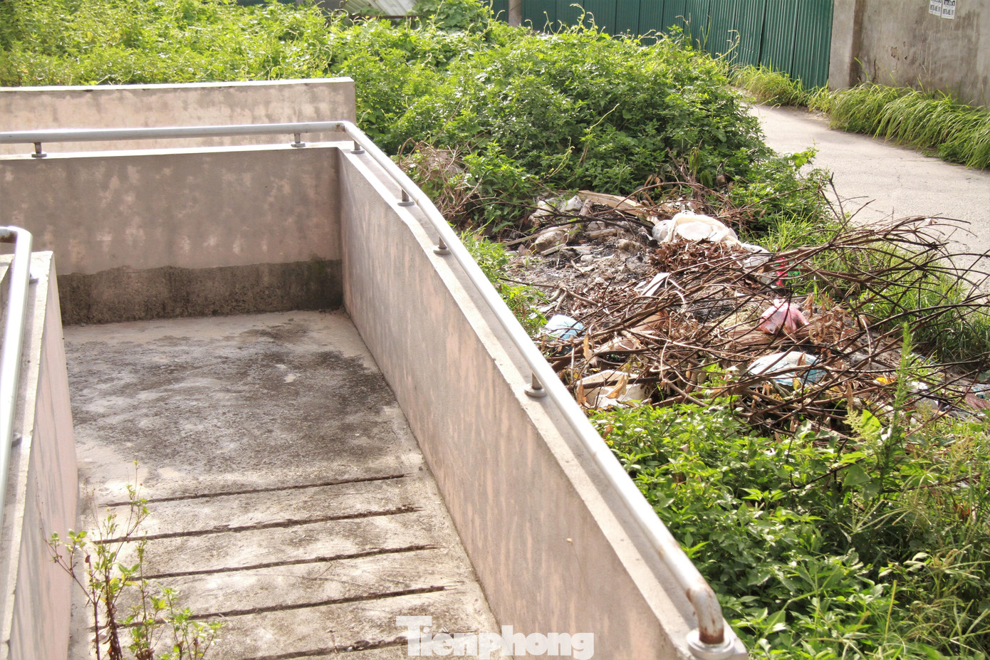 “2 toà chung cư đã hoàn thiện từ lâu nhưng đến nay cũng không có người vào ở, nên tôi tận dụng một làm kho để đồ tạm thời, vì nhà tôi kinh doanh nên cũng không có nhiều diện tích để chứa đồ”, anh Nguyễn Trọng Phùng (phường Trần Phú, quận Hoàng Mai), sinh sống gần khu vực này chia sẻ.