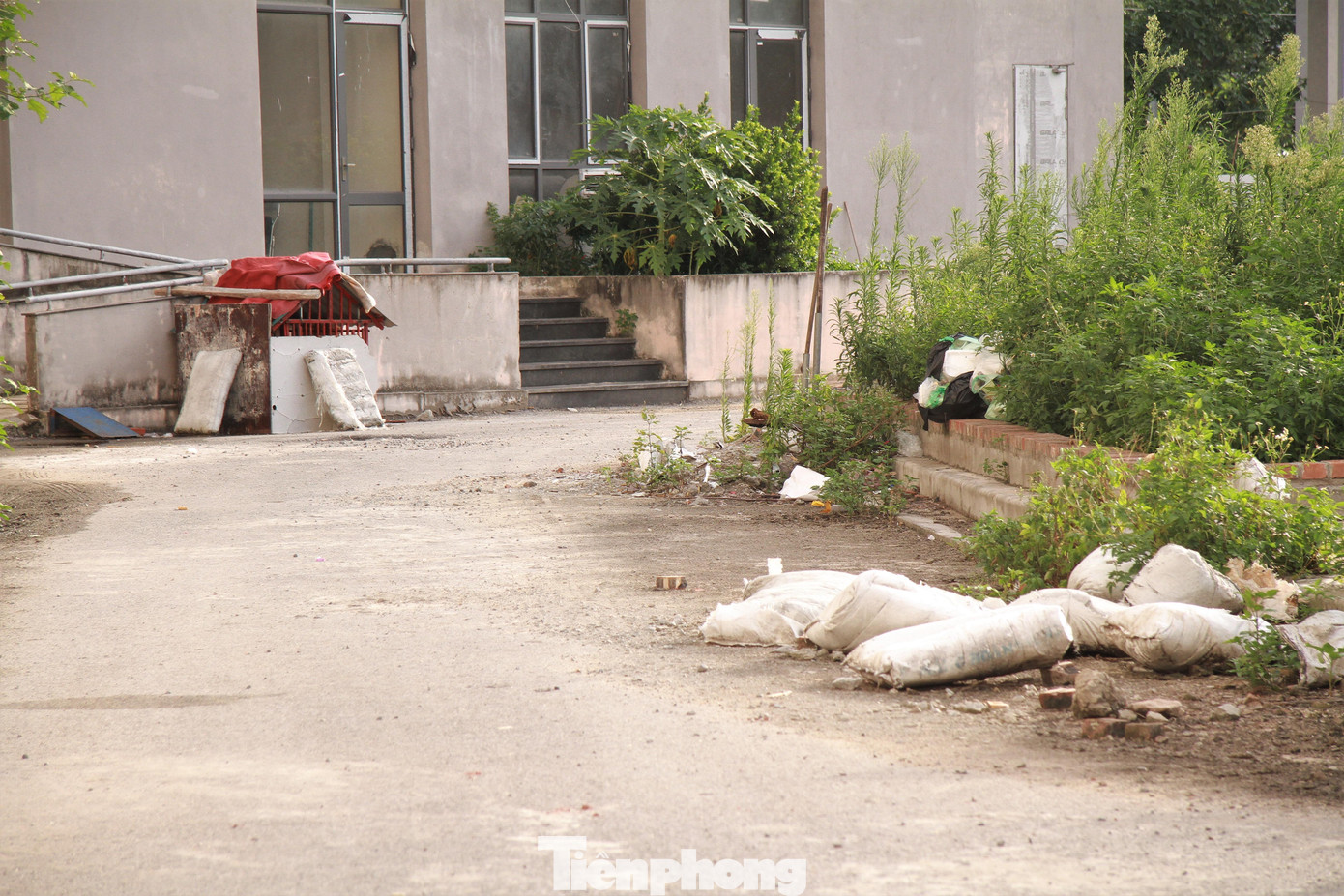 Khu tái định cư với các tòa nhà chung cư cao tầng có hệ thống hạ tầng kỹ thuật đồng bộ và hoàn chỉnh vẫn còn dở dang nhiều năm nay đang gây ra lãng phí, trong khi đó nhu cầu về nhà ở cho người thu nhập thấp ở Hà Nội còn rất lớn.
