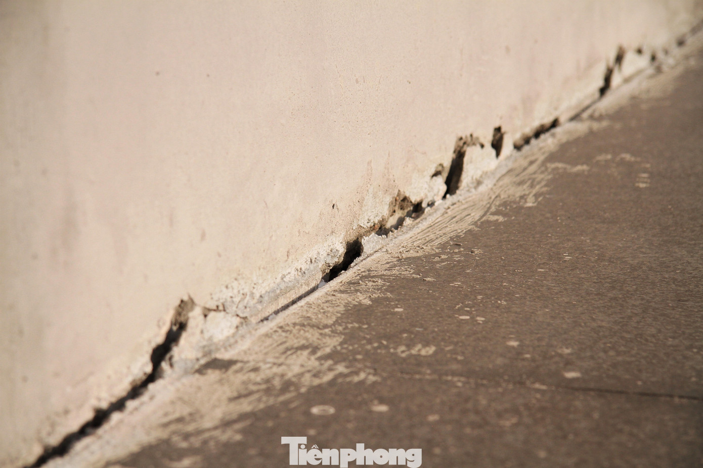 Theo quan sát, hiện tại đã xuất hiện một số điểm xuống cấp trên tòa nhà. Gạch lát sàn đã có dấu hiệu tách vỡ khỏi kết cấu, lớp tường xi măng cũng đã bị nứt nẻ.