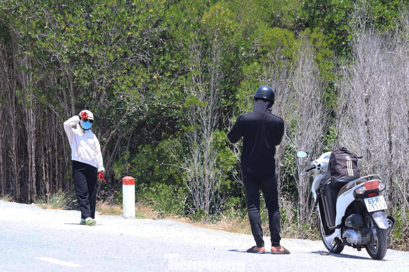 Tại cung đường rừng đước (đường Lâm Viên – Đình Đồng). Từ 8-9 giờ sáng hoặc 15-16 giờ chiều, là khoảng thời gian đông người đến đây để trải nghiệm, cùng nhau ghi lại những khoảnh khắc đáng nhớ bên người thân, bạn bè.