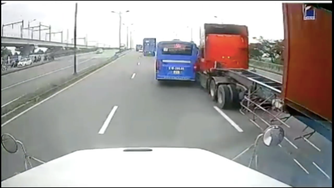 Xe buýt lấn làn, tạt đầu xe đầu xe container trên dốc cầu Rạch Chiếc. (Ảnh: Chụp từ Video clip)