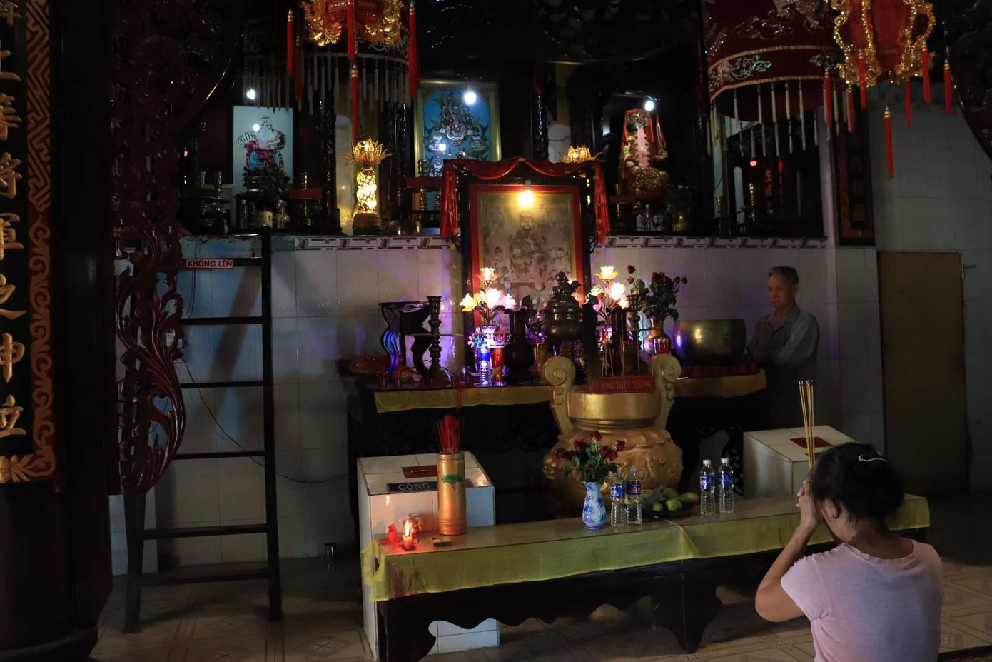 Theo quan niệm của ngư dân vùng biển, cá voi thường hay giúp đỡ ngư dân khi khai thác đánh bắt hải sản, cũng như cứu họ khi gặp hoạn nạn trên biển do thời tiết, nên cá voi còn được ngư dân gọi là cá Ông.