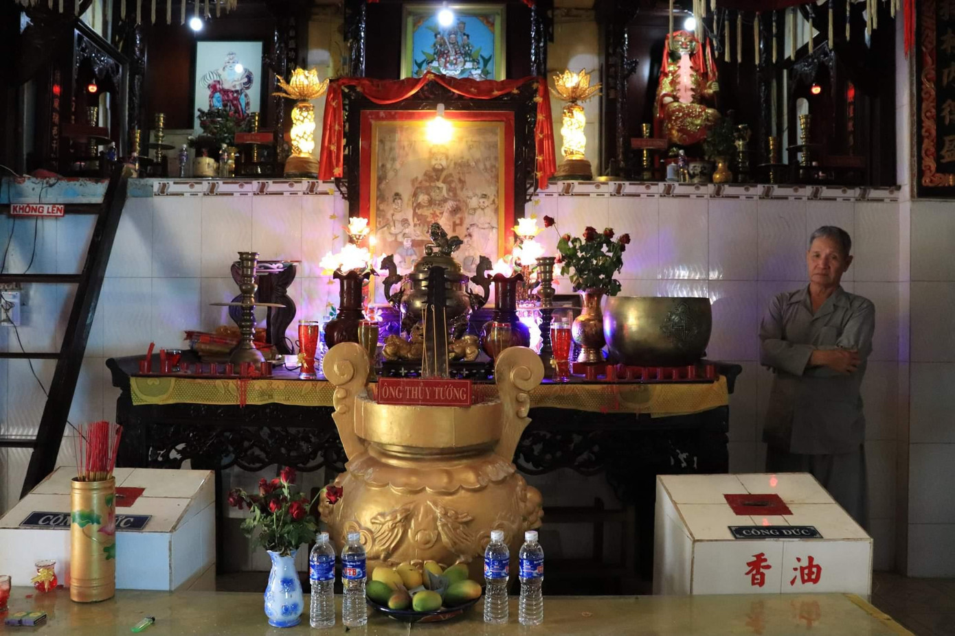 Ông Lê Văn No (Thị trấn Cần Thạnh, huyện Cần Giờ) chia sẻ, bản thân ông đã làm công việc canh lăng ông Thủy Tướng từ năm 1997, công việc thường ngày của ông là hầu chuông, gõ mõ và hướng dẫn du khách đến thắp hương, tham quan lăng.